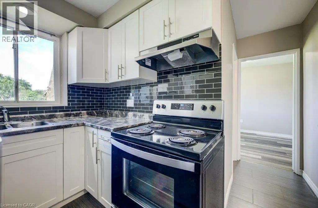 90 KING EDWARD Avenue Unit# 17 #17
