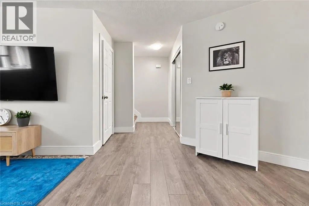 26 RENFREW Street E