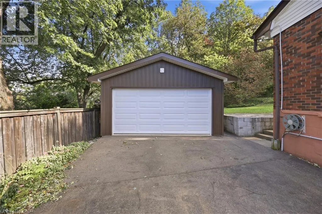 8 HILL Place