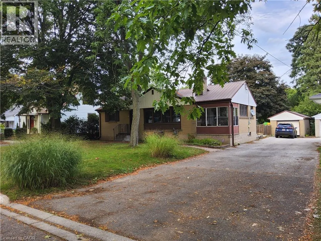 33 LEE Avenue