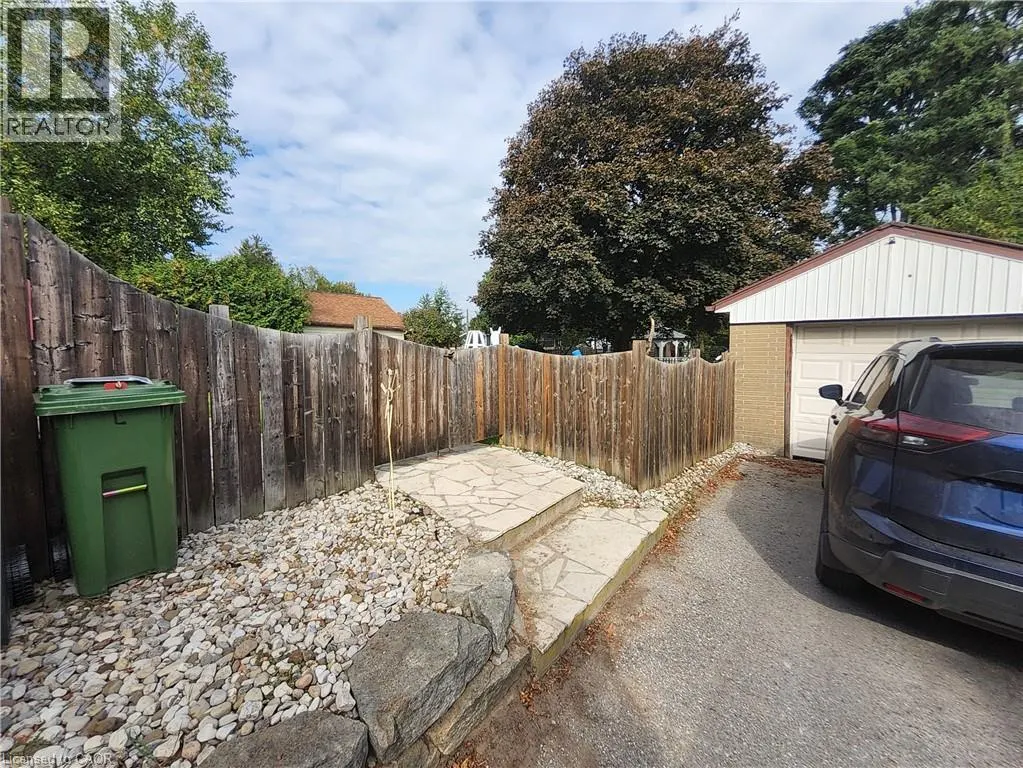 33 LEE Avenue