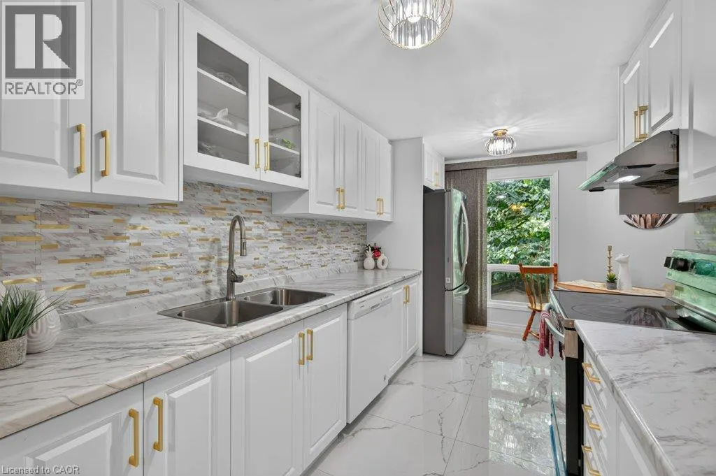 67 GRANDRIDGE Crescent