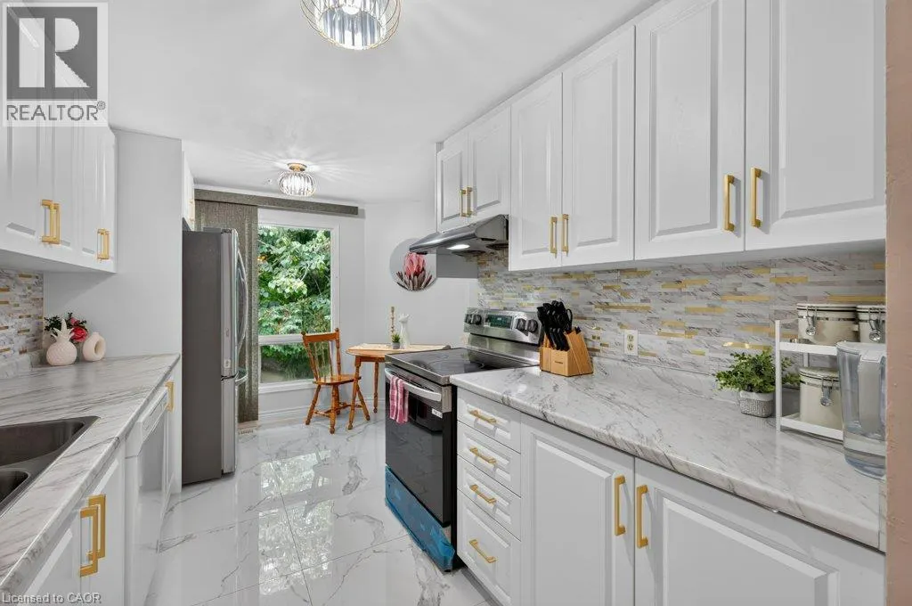 67 GRANDRIDGE Crescent