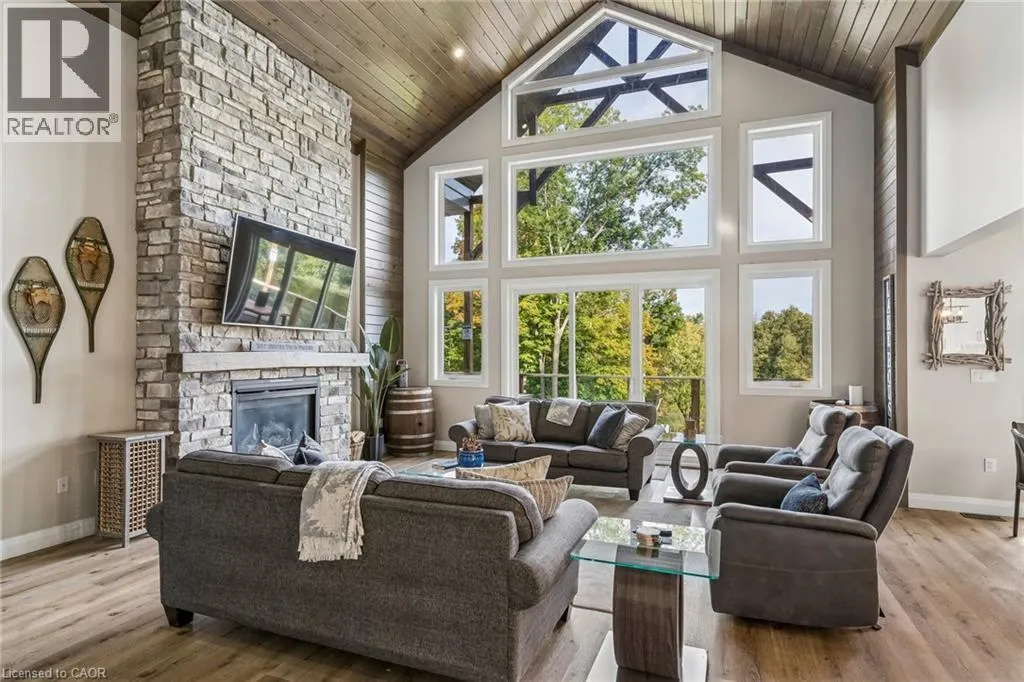 527 PINE POINT Lane