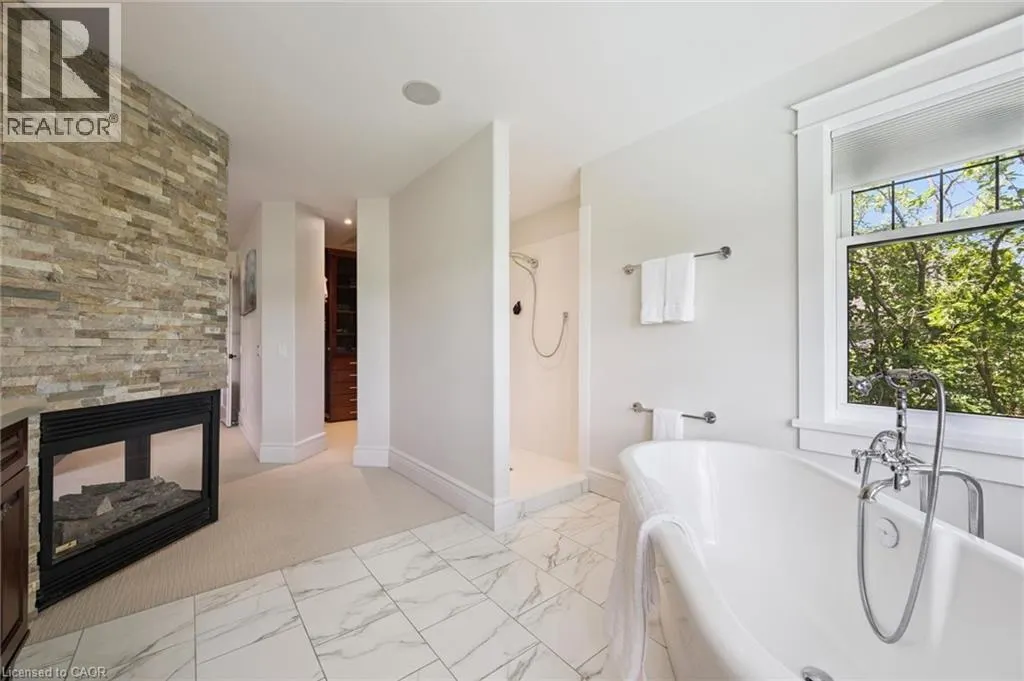 576 FALCONRIDGE Crescent