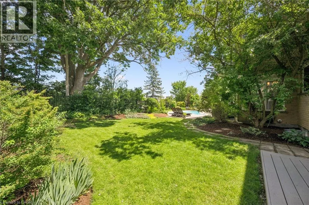 576 FALCONRIDGE Crescent