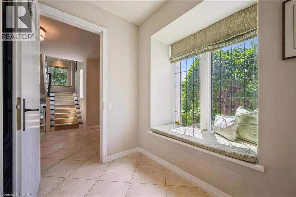 576 FALCONRIDGE Crescent