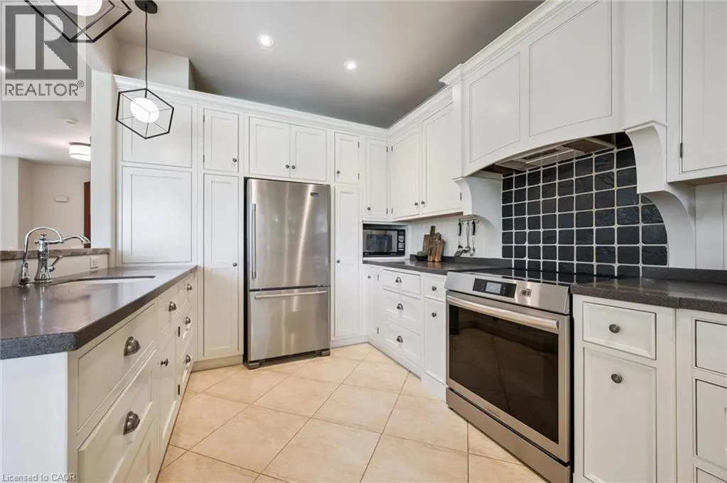 576 FALCONRIDGE Crescent