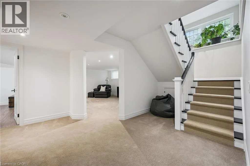 576 FALCONRIDGE Crescent