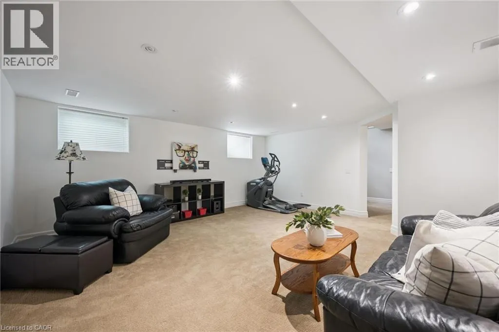576 FALCONRIDGE Crescent
