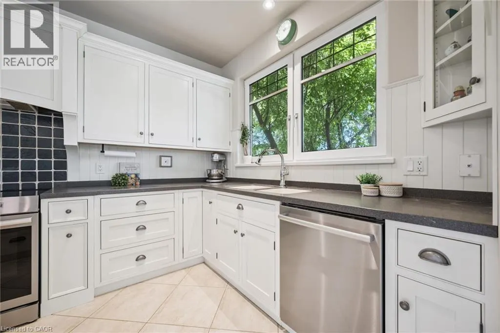 576 FALCONRIDGE Crescent