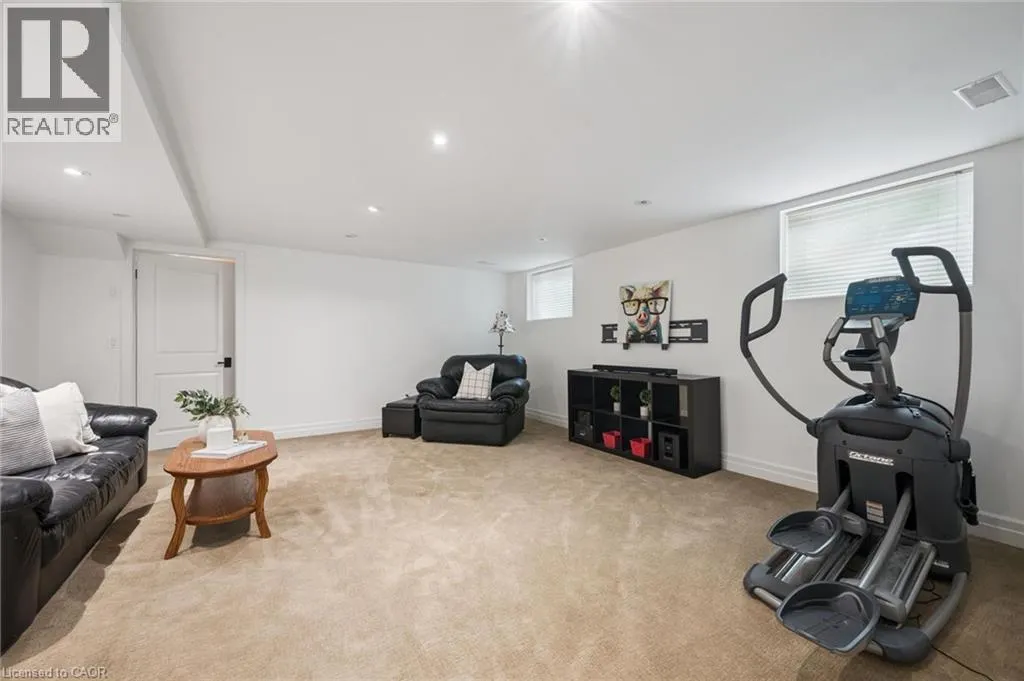 576 FALCONRIDGE Crescent