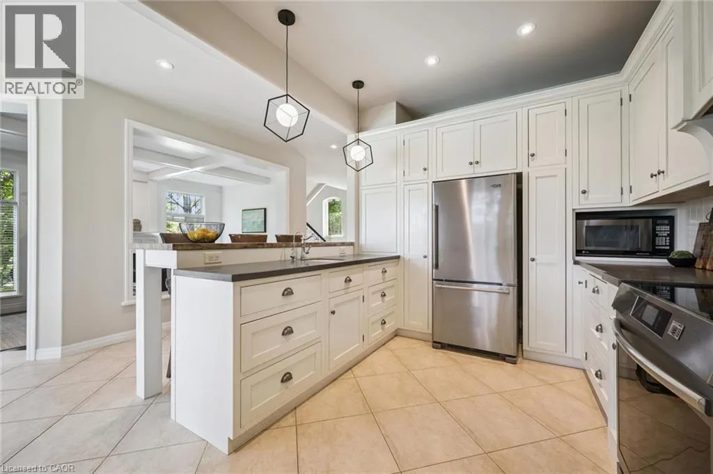 576 FALCONRIDGE Crescent