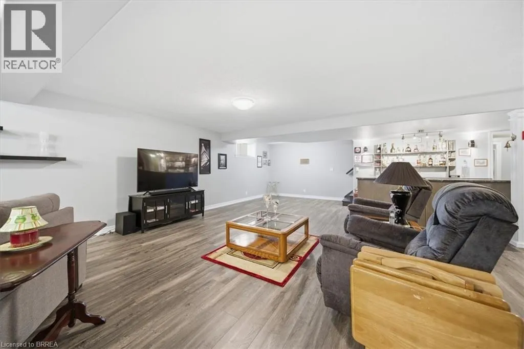 4 LYNNDALE Road