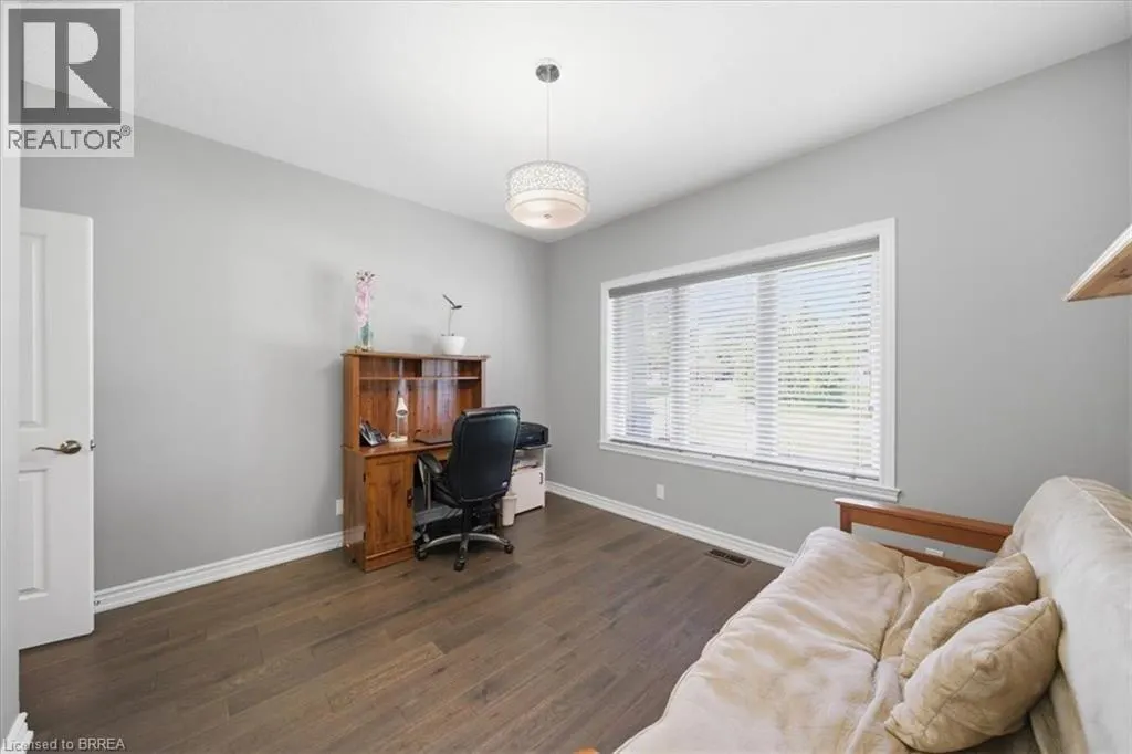 4 LYNNDALE Road
