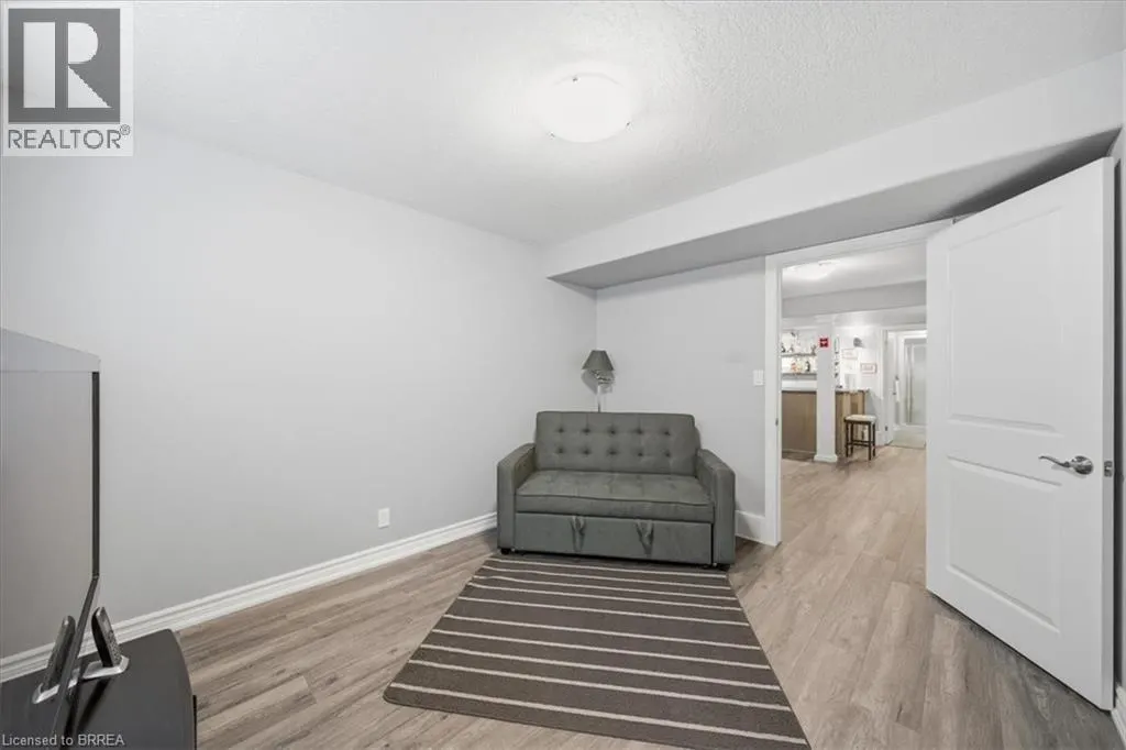 4 LYNNDALE Road