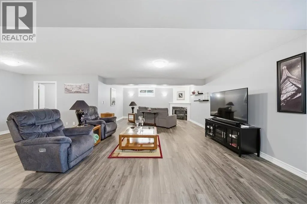 4 LYNNDALE Road