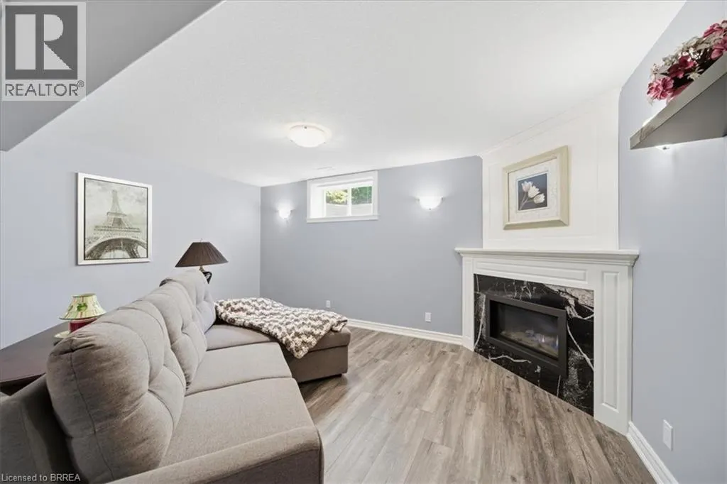 4 LYNNDALE Road