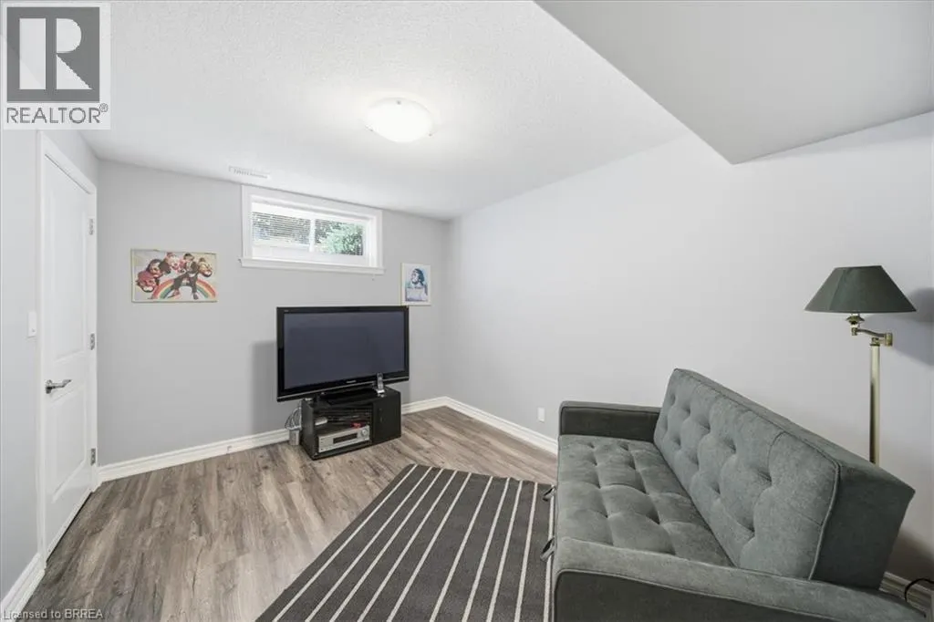 4 LYNNDALE Road