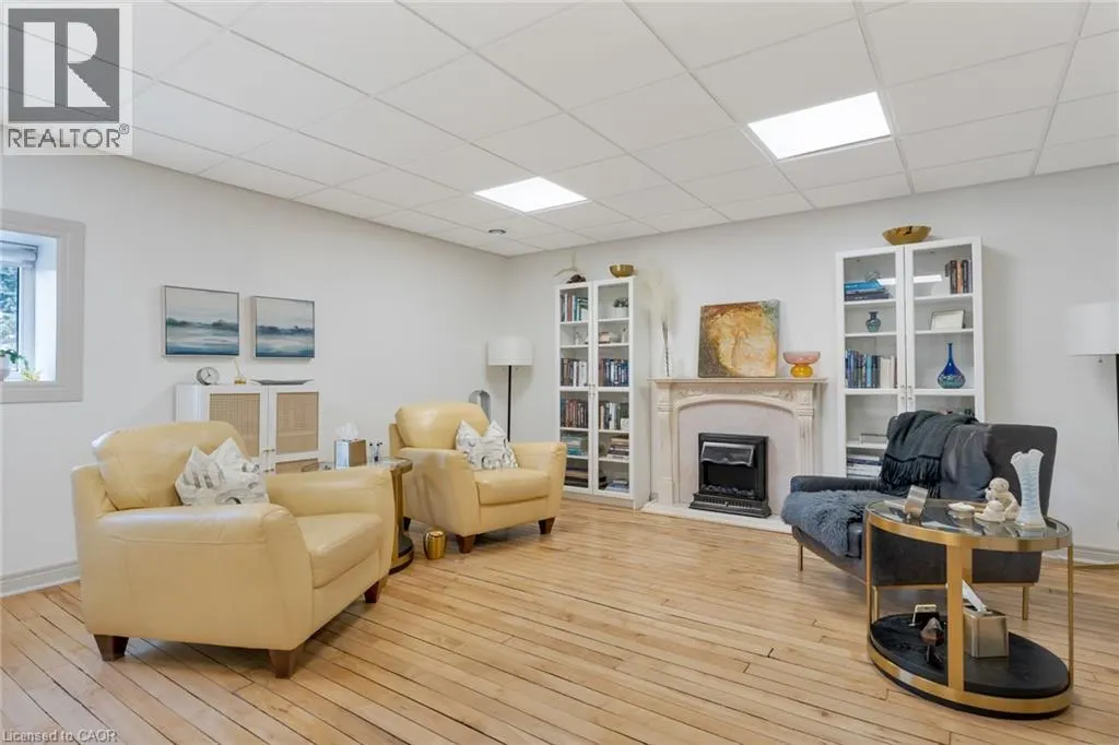 23 MARKET Street W