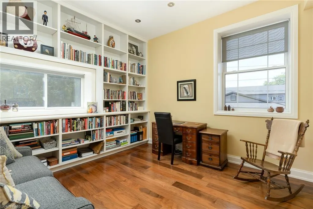 23 MARKET Street W