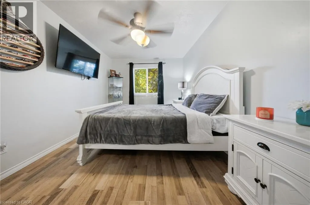 11 DUNDAS Street W