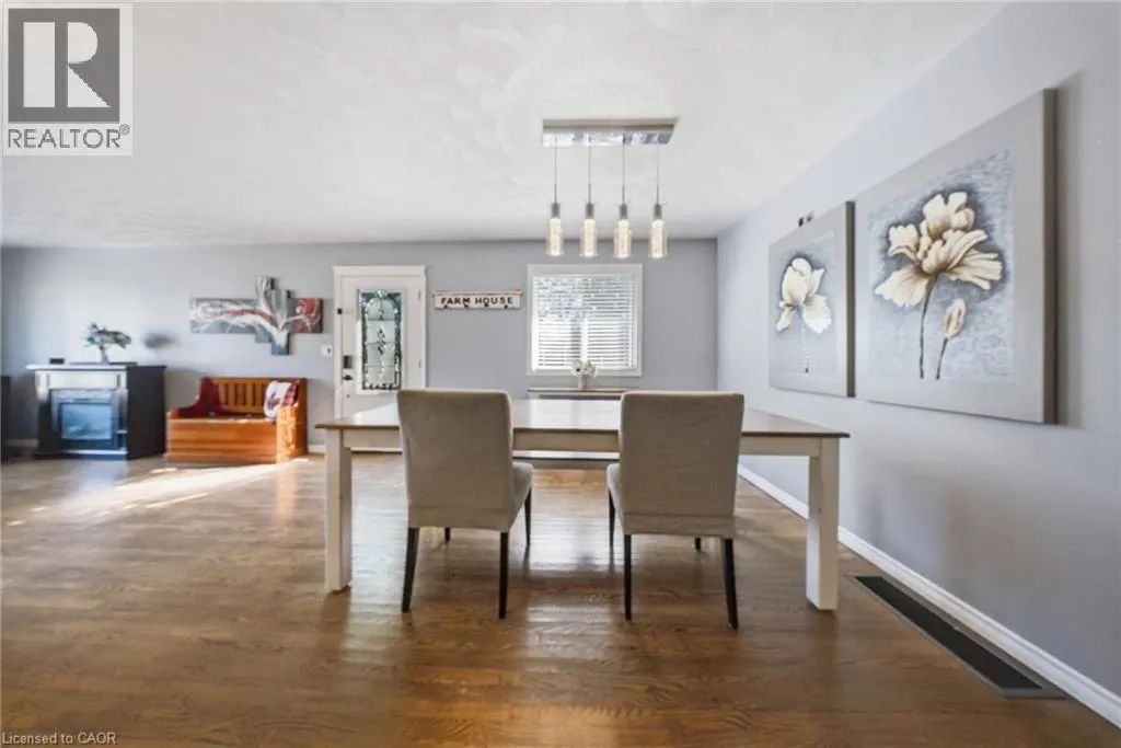 11 DUNDAS Street W