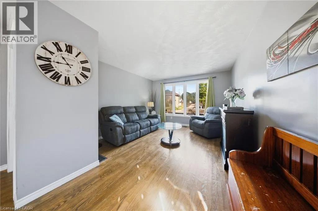 11 DUNDAS Street W