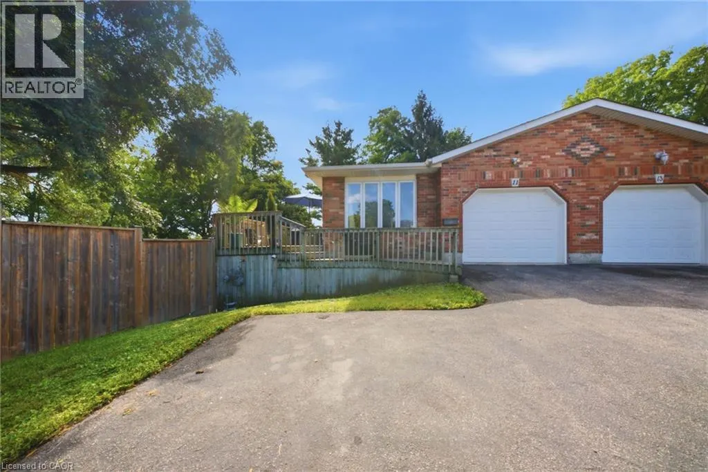 11 DUNDAS Street W