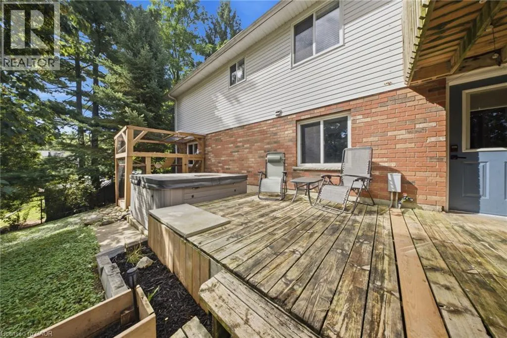 11 DUNDAS Street W