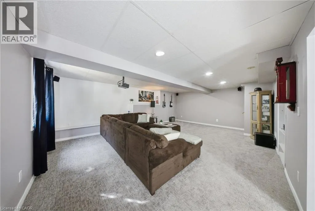 11 DUNDAS Street W