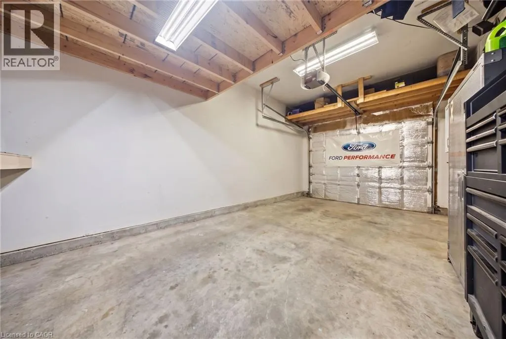 11 DUNDAS Street W
