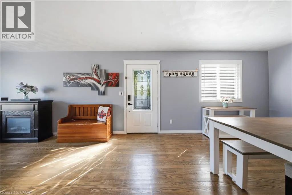 11 DUNDAS Street W