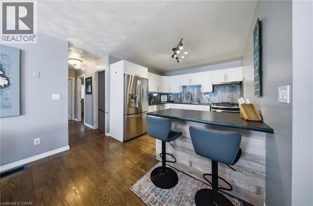 11 DUNDAS Street W