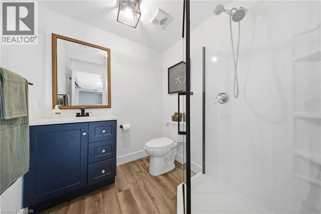 11 DUNDAS Street W