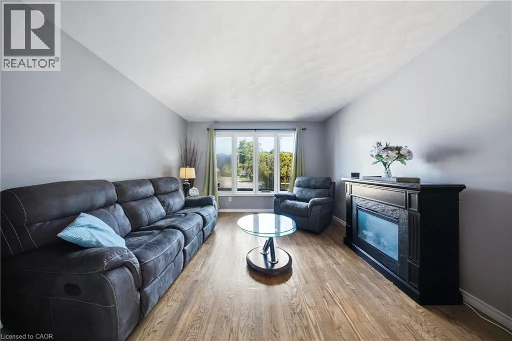 11 DUNDAS Street W