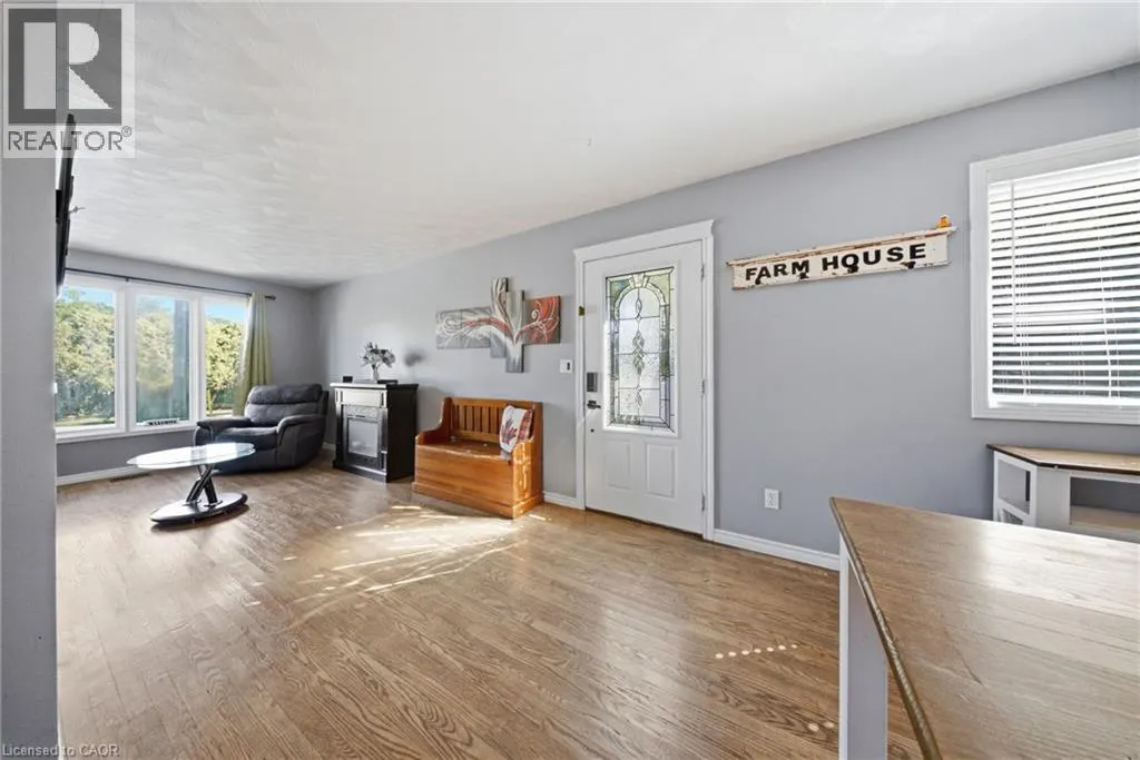 11 DUNDAS Street W