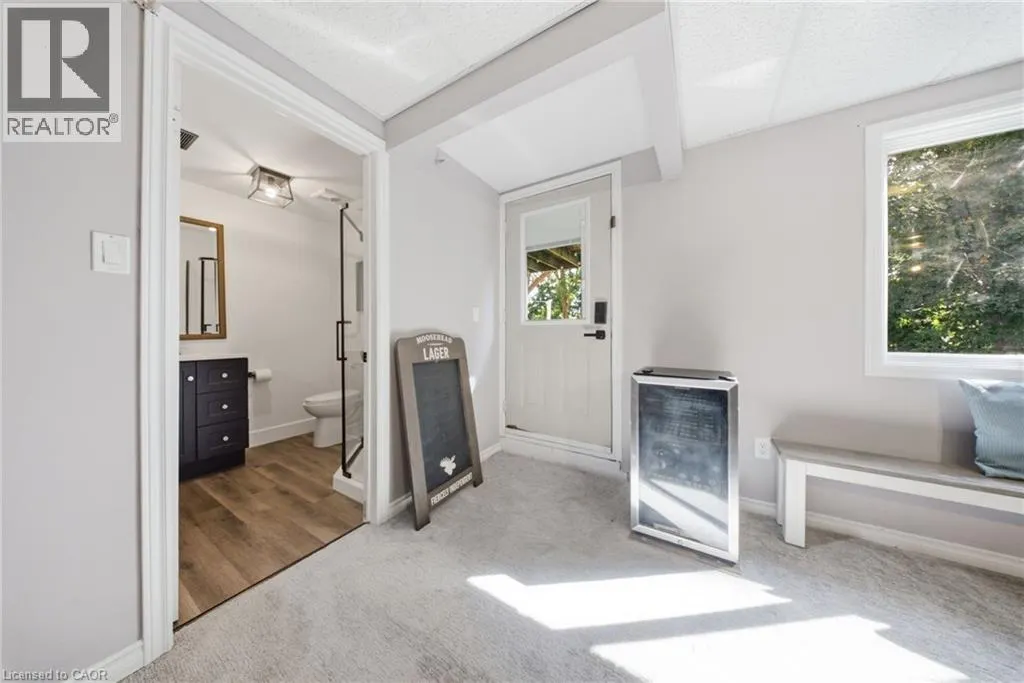 11 DUNDAS Street W