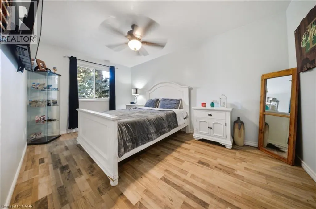 11 DUNDAS Street W