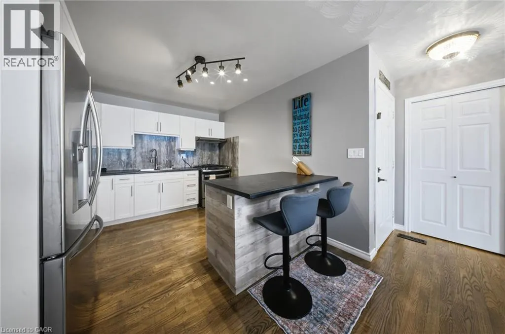 11 DUNDAS Street W