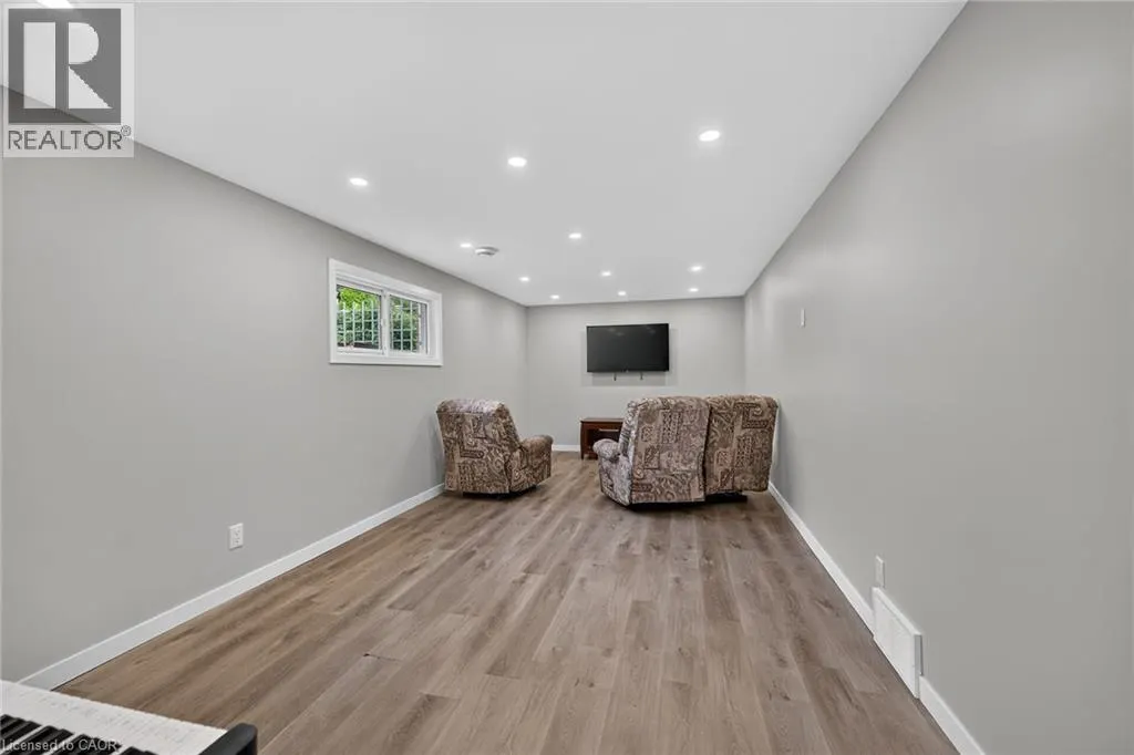 15 MILLER Crescent