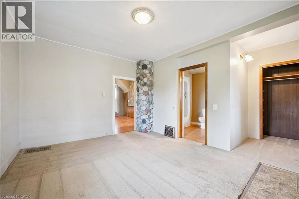 1126 QUEEN'S BUSH Road