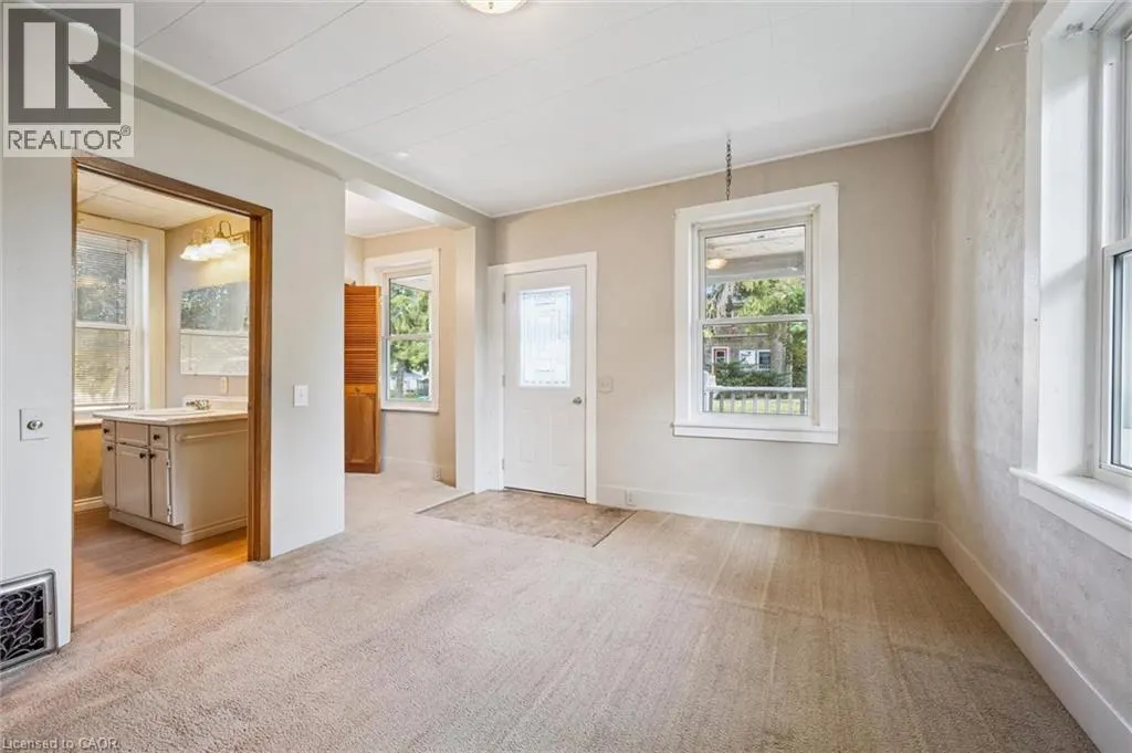 1126 QUEEN'S BUSH Road