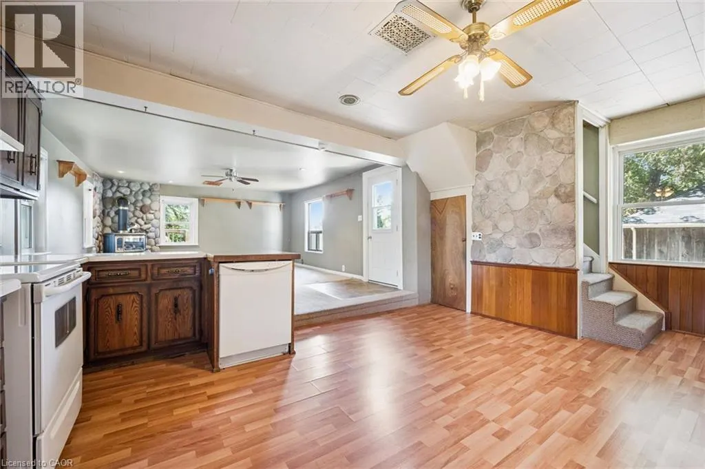 1126 QUEEN'S BUSH Road