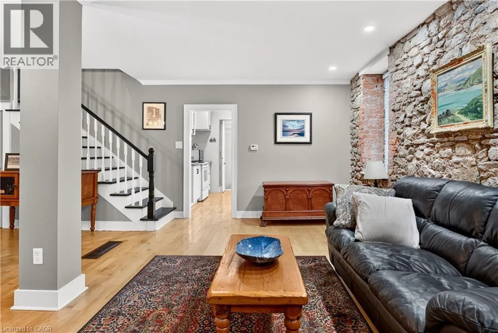 21 BROCK Street N