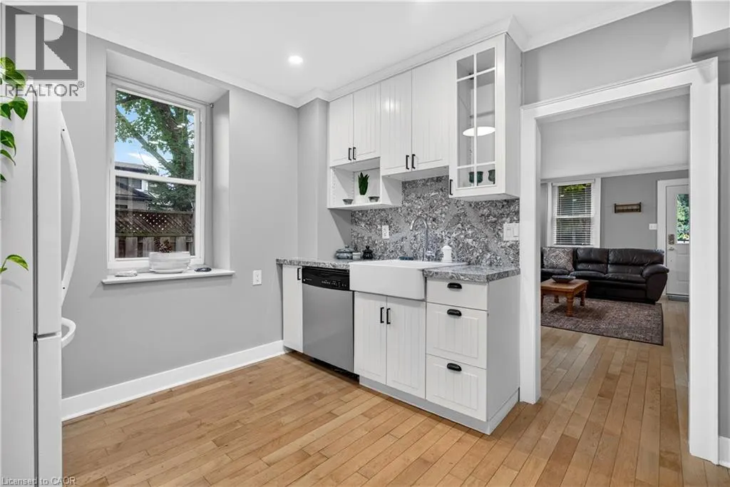 21 BROCK Street N