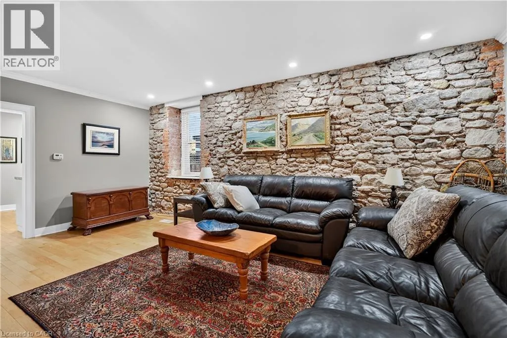 21 BROCK Street N