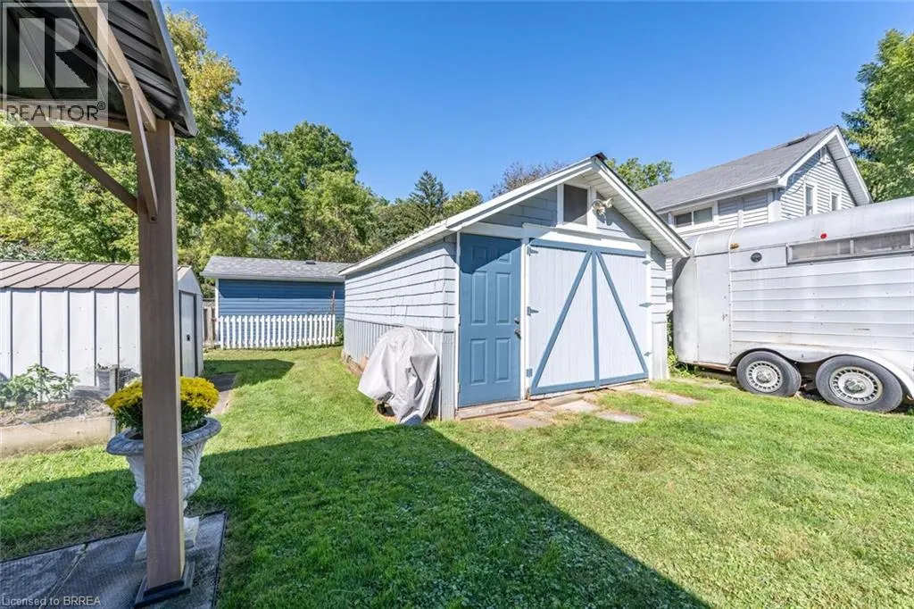 15 LYNDSAY Street