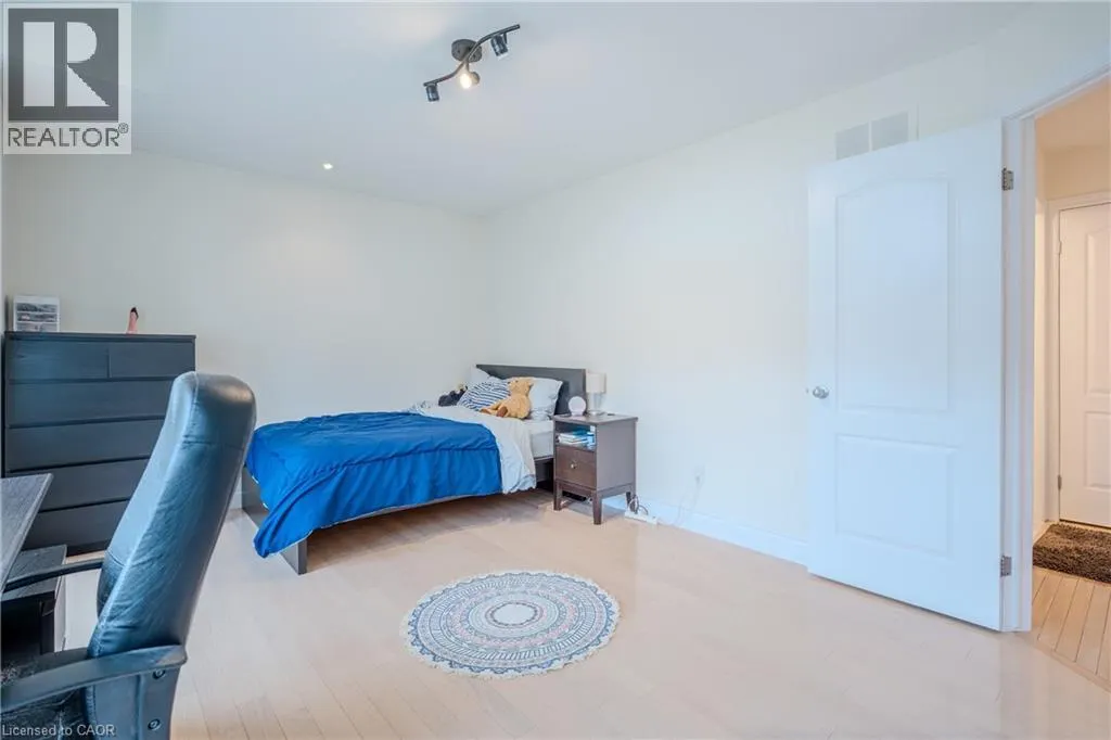 79 MOORLAND Crescent
