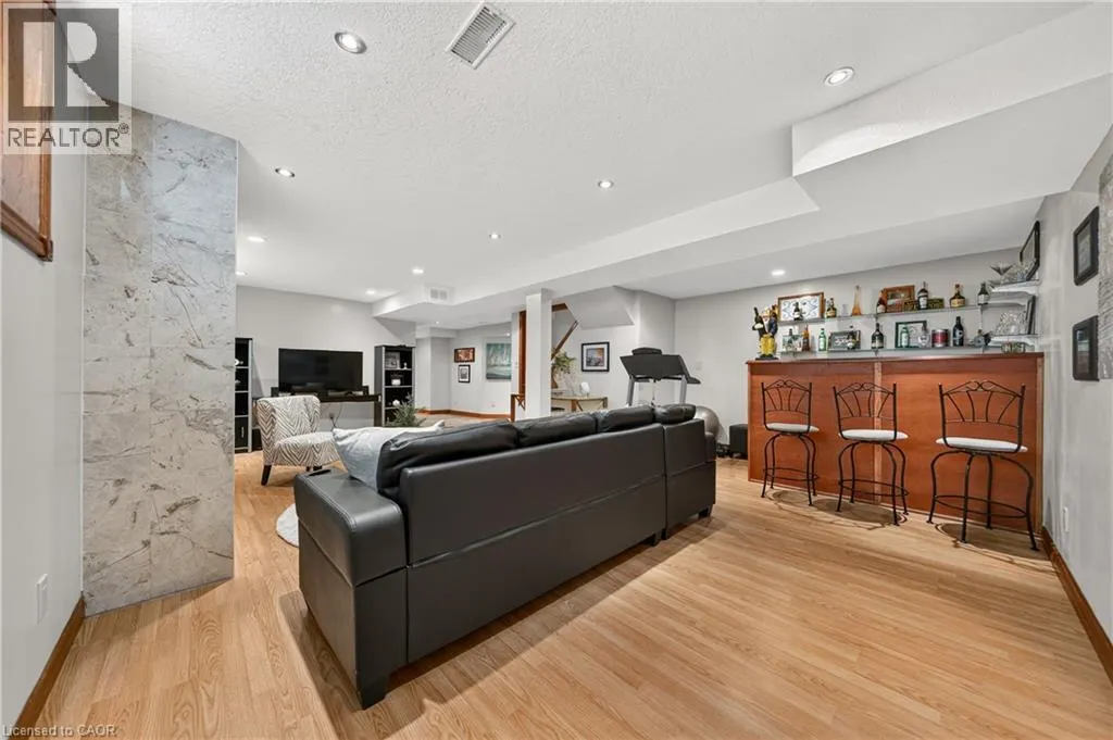 52 ARCHWOOD Crescent